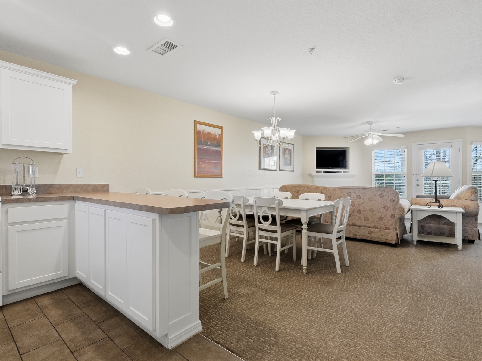 Presidential 2-Bedroom kitchen dining and living area